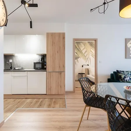 Westside River 公寓 *